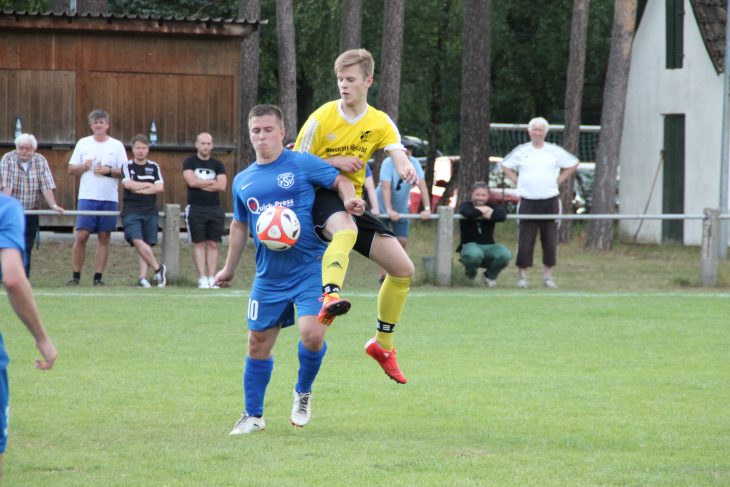 Mit einem klaren 4:0-Sieg gegen den SK Heuchling sicherte sich der FSV Schönberg (links Kevin Wycisczok gegen Peter Deinzer) den Platz für die Aufstiegsrelegation. Foto: A. Gumann