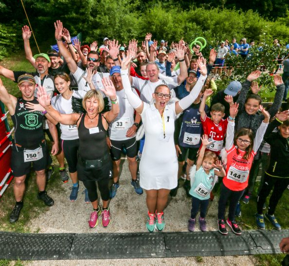 Beim Start gingen die Hände voller Vorfreude hoch, nicht nur die des „Running Angel“ (vorne in Weiß).