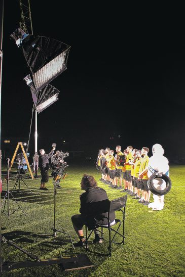Die Filmcrew macht die Nacht zum Tag: Regisseur Thore Jarosch überwacht mit kritischem Blick die Dreharbeiten für einen WM-Werbespot auf dem Sportgelände des SK Lauf.