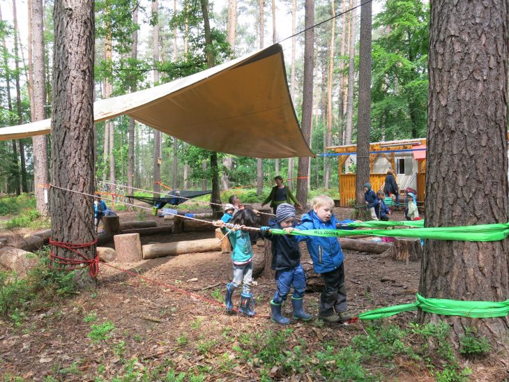 Alltag im Waldkindergarten: Das Grundstück, auf dem sich seit einem Jahr Zweieinhalb- bis Sechsjährige austoben dürfen, liegt am Sportgelände des SC Eckenhaid.