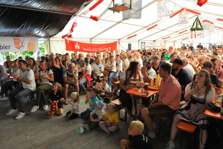 Die Stimmung beim Public Viewing im Festzelt bei der Behringersdorfer Kirchweih war durch die 0:1-Pleite der DFB-Elf getrübt.
