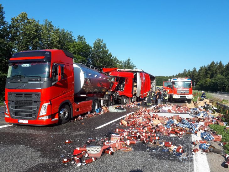Tausende Liter Milch und hunderte Whiskeyflaschen lagen nach dem Unfall auf der A6 bei Alfeld.