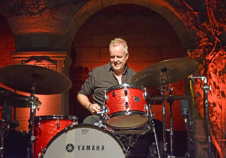 Wolfgang Haffner, international gefeierter Jazz-Schlagzeuger, macht auf seiner Kind-of-Spain-Tour Station in seiner Heimatstadt Altdorf. Die Tour begann im vergangenen Jahr im südwestafrikanischen Namibia und endet im November in Tokio. Am Ende des Konzerts im Universitätshof sagt er: „Das Bild nehme ich mit, das fliegt mit mir um die Welt. Das ist Heimat.“