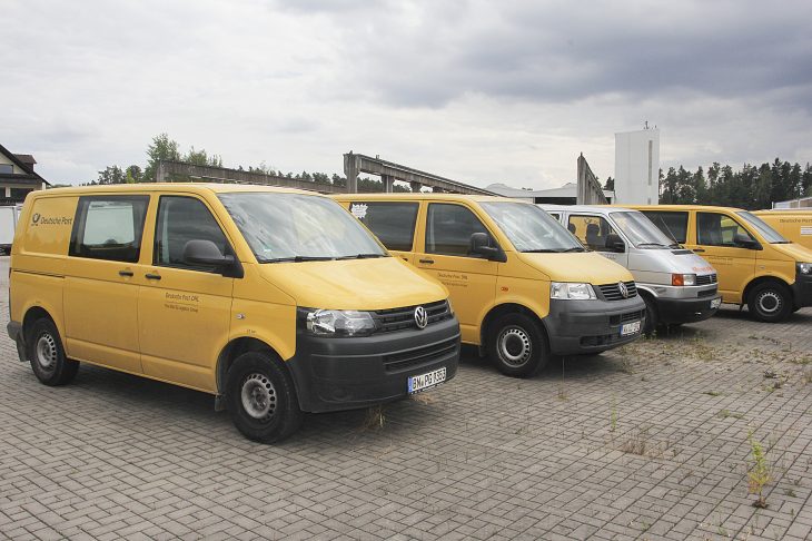 Parkplatz für Postfahrzeuge im Ochenbrucker Industriegebiet Mittellandholz: Seit vergangener Woche werden Briefsendungen für Altdorf von hier aus zugestellt. Untergebracht ist der Zustellstützpunkt in einer Halle der Spedition Prottengeier.
