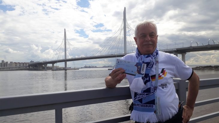 Manfred Keilholz vor der Brücke der westlichen Umgehungsautobahn, die am WM-Stadion vorbeiführt, im Hintergrund die Landungsbrücken für die Kreuzfahrtschiffe.