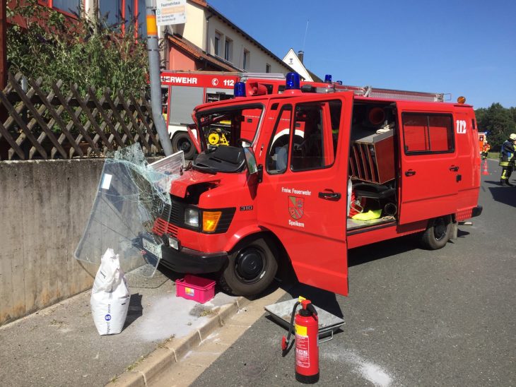 Der Mercedes-Transporter der Speikerner Feuerwehr prallte frontal gegen eine Mauer.