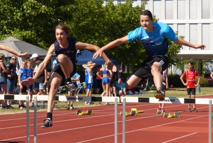 Jonas Schmidt und Sven Buchwald im Duell über die 60 Meter Hürden.