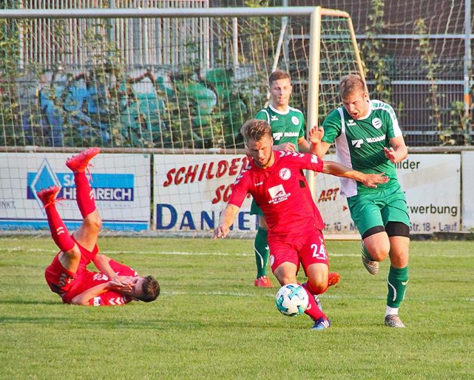 Der SK Lauf wirbelte die favorisierten Gäste des öfteren durcheinander, musste sich am Ende aber dem Bayernligisten doch klar geschlagen geben. Das Bild zeigt den Laufer Torschützen Dominik Hofmann (in Grün) im Laufduell mit Seligenportens Kamron Crow.