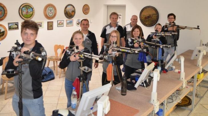 Die Trainer Markus Grinzinger und Eugen Baur (hinten, v. links) mit Ferdinand Rudingsdorfer, Andrea Staud, Tina Brückmann, Rebecca Urban, Rebecca Schmidt und Rupert Bauernfeind (vorne, v. links).