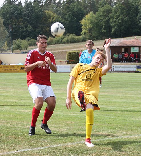 Christopher Hoppe (li.) vom FC Schnaittach II im Duell mit Philipp Zwerenz vom TSV Gräfenberg.