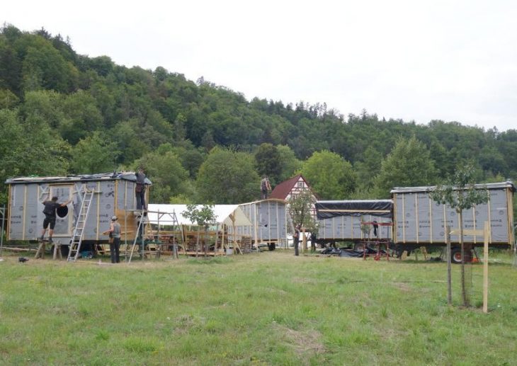 Auf der Wiese westlich der Fachwerkscheune soll ein „Wagenhotel“ mit insgesamt vier barrierefrei zugänglichen Wagen entstehen.