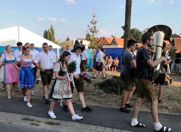 Lara Huber und Kilian Kluge (Bildmitte) sind das neue Oberkirwapaar in Simonshofen.