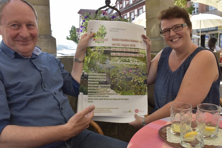 Ralf Weiß, Chef des Dehnberger Hof Theaters, und Petra Hofmann vom Amt für Tourismus, laden im Namen des Kulturverbundes Nürnberger Land e.V. zum Sommerfest am 25. August von 11.55 Uhr bis 18 Uhr ins DHT.