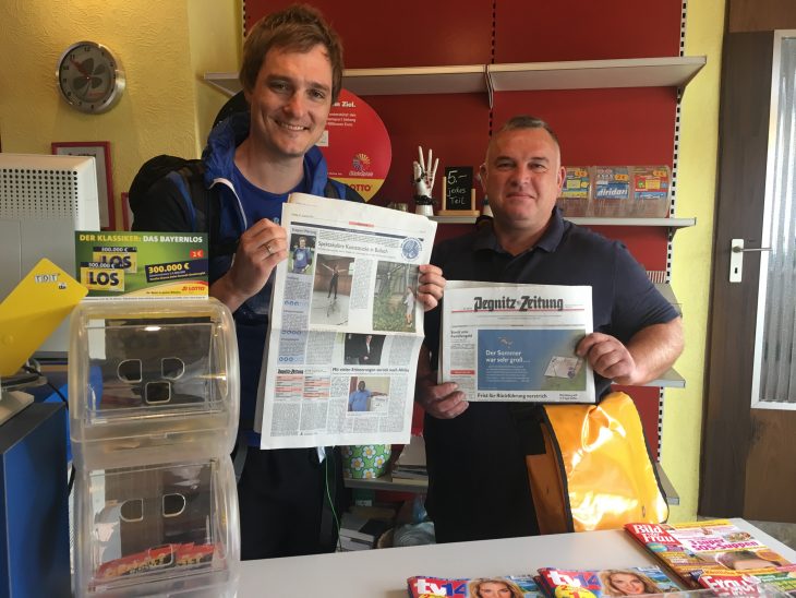 NN-Wanderreporter Martin Müller bewunderte in der Lotto-Annahmestelle von Petra Thiem-Hager in Simmelsdorf die aktuelle Wanderreporter-Seite in der PZ. Neben ihm steht Andreas Auer von der Auto-Werkstatt nebenan.