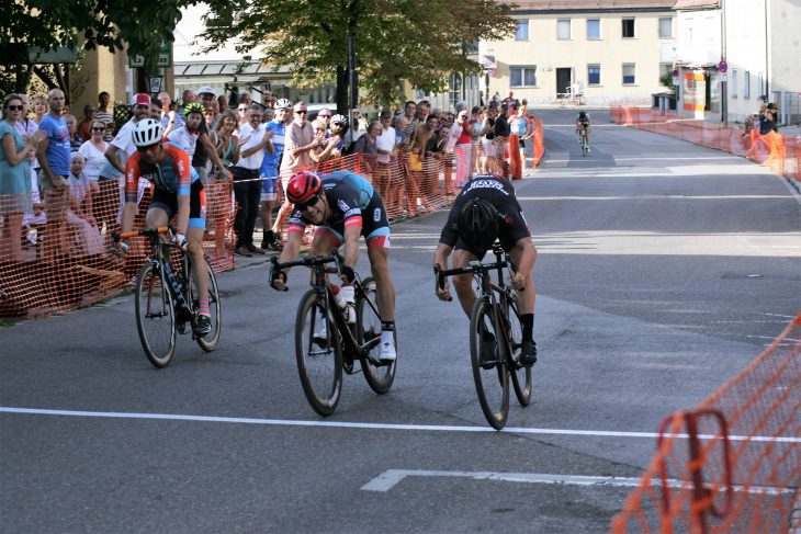 Fotofinish bei der Zieleinfahrt. Nicht mal eine Radlänge Vorsprung hatte Julian Horstmann am Ende.