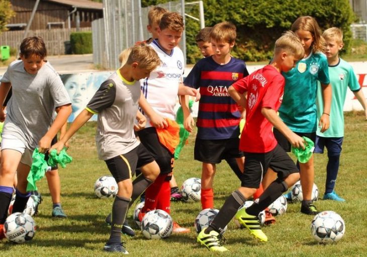 Auch im Gewirr hieß es, den Gegner im Auge behalten und beim Dribbling den Ball eng am Fuß führen.