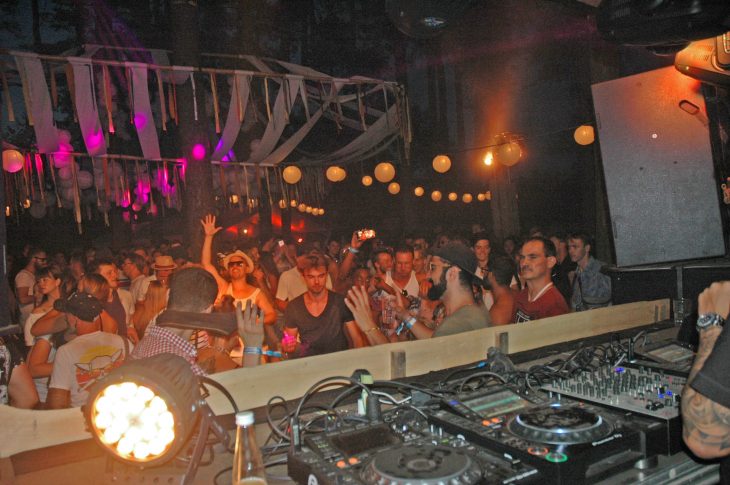 Die Tanzfläche war voll und die Begeisterung groß, als DJ-Hector Couto ab 20 Uhr auflegte.