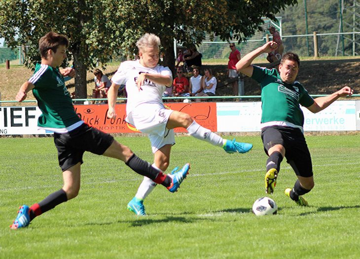 Die Ezelsdorfer standen in der Anfangsphase gewaltig unter Druck, die beiden Ezelsdorfer Paul Arnold (links) und Tobias Haseloff (rechts) konnten den quirligen Rednitzhembacher Stürmer Philipp Seyss (Mitte) gerade noch stoppen.