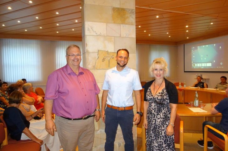Bürgermeister Perry Gumann (links) begrüßte Markus Feder im Gremium. Rechts daneben ist die zweite Bürgermeisterin Andrea Lipka.
