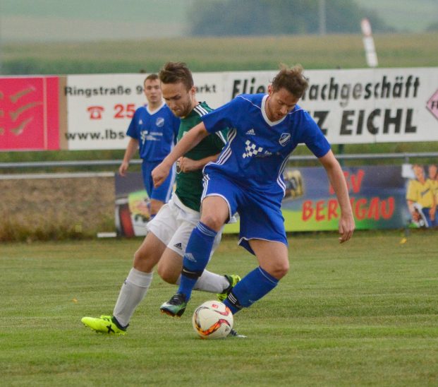 Für Dominik Ruff (hinten) und seine Ezelsdorfer Mitspieler war die Pokalpartie in Berngau nicht mehr als ein lockeres Trainingsspielchen.