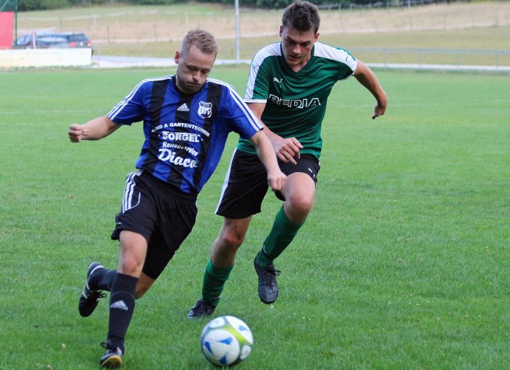 Laufduell zwischen dem Winkelhaider Dominik Klose (links) und dem Röthenbacher Raffael Bauer.