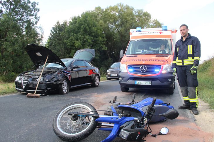 Bei einem Unfall auf der Straße zwischen Rollhofen und Speikern ist ein junger Mann mit seinem Moped beim Überholen gegen ein Auto gefahren.