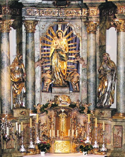 Maria als Himmelskönigin im Strahlenkranz ziert den Hauptaltar der Bühler Marien-Kirche.