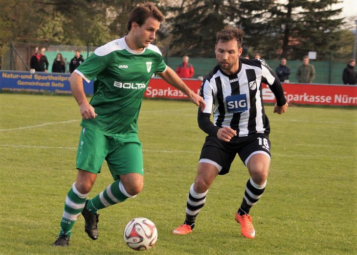 Szene aus dem richtungsweisenden letzten Punktspiel beider Teams im April 2017 zwischen Diepersdorfs Spielertrainer Daniel Wolf (links) und Gabriel Karnoll, der wegen eines Augenhöhlenbruchs aus dem letzten Spiel gegen Türkspor Nürnberg allerdings heute Abend verletzungsbedingt fehlen wird.