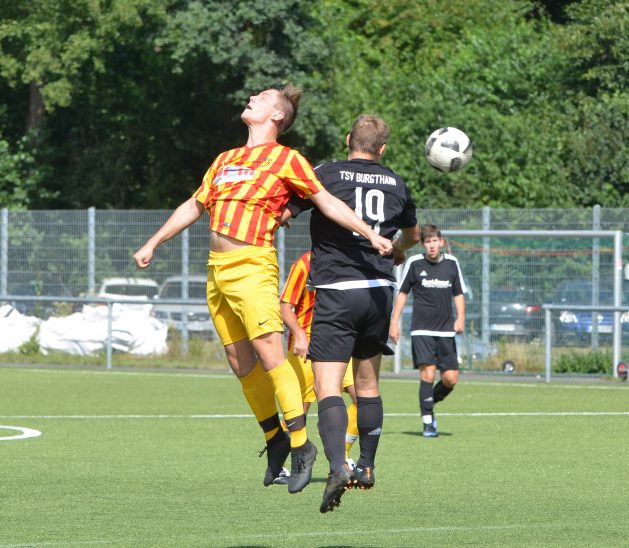 Auch wenn es sich um den ersten Spieltag handelt, mit dem TSV Burgthann (schwarze Trikots) wird heuer wohl zu rechnen sein. Der Absteiger hat sich beim TSV Ochenbruck in guter Frühform präsentiert.