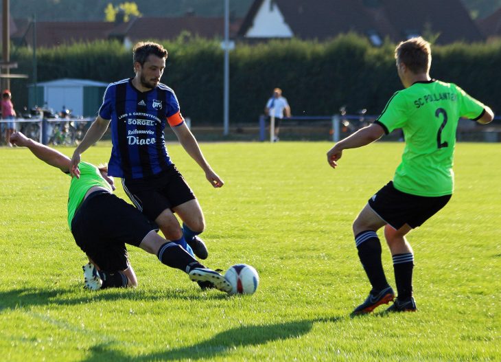 Der Winkelhaider Spielführer Philip Winter (Bildmitte) kann nur noch mit vereinten Kräften durch Mathias Weidinger (links) und David Blomenhofer gestoppt werden.