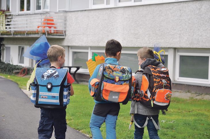 Diese drei Erstklässer beherzigen bereits einen der wichtigsten Tipps der Polizei: Am sichersten ist der Schulweg in der Gruppe.