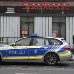 Nach wie vor ist der unbekannte Mann, der am Dienstag die Sparkasse in der Karlstraße überfallen hat, auf der Flucht.