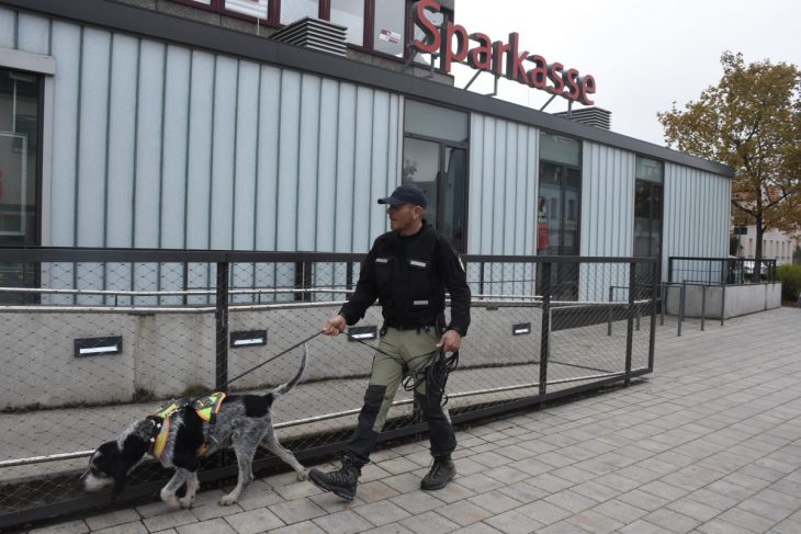 Ein Spürhund führte die Ermittler zum mutmaßlichen Fluchtfahrrad des Bankräubers.