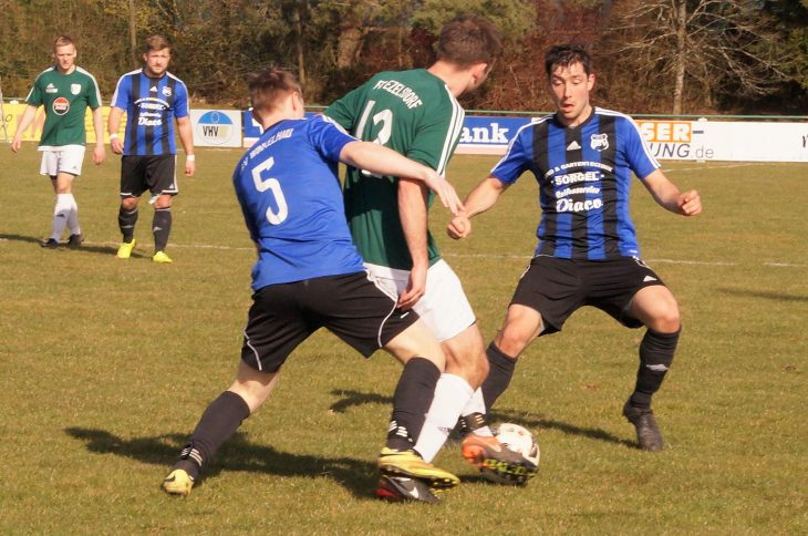 Beim letzten Aufeinandertreffen am Ostermontag – hier eine Szene mit Sebastian Hecke und den beiden Winkelhaidern Patric Winter und Luca Kümmerl (Nr. 5) – behielt der FC Ezelsdorf durch Tore von Bastian und Thomas Eckersberger mit 2:0 die Oberhand.