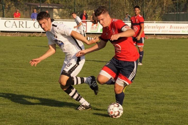 Dieser Zweikampf von Hannes Herrmann (links) und Gästekapitän Giering, der sich danach „Neymar-mäßig“ am Boden wälzte, war kurz vor Schluss Auslöser von Tumulten, die fast zum Spielabbruch geführt hätten.