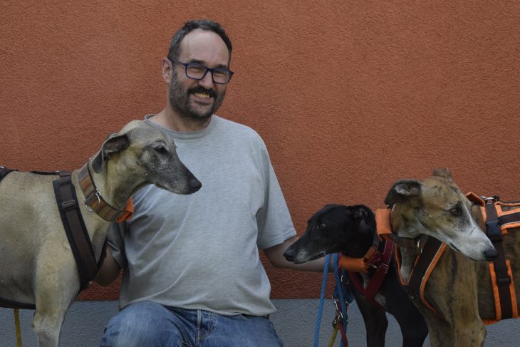 Tierheim-Vorsitzender Herbert Sauerer mit seinen drei Hunden Afrah, Rosa und Silvo.