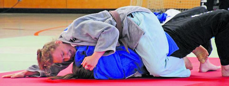 Ina Bauernfeind (grau, Neuhaus) hält Kame-Shio-Gatame.