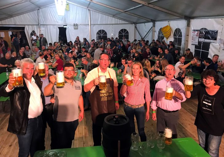 Bieranstich in Weigenhofen (v. l.): Laufs 3. Bürgermeister Thomas Lang, der frühere Stadtrat Fritz Gößwein (teilweise verdeckt), Kirwachef Markus Lämmermann, 2. Bürgermeister Norbert Maschler, Sonja Weid von der Bürgerbräu Hersbruck, Stadtrat Hans Schmidt und Stadträtin Ruth Höpfel.