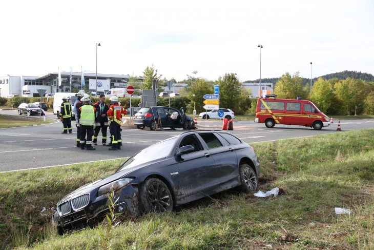Die vier Insassen der beiden Autos wurden bei dem Unfall nur leicht verletzt.