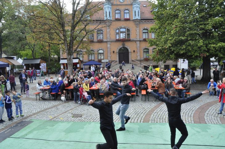 Auf dem Rathausplatz waren viele Besucher zusammengekommen, um die Musik- und Tanzvorführungen verschiedener Gruppen zu bewundern.