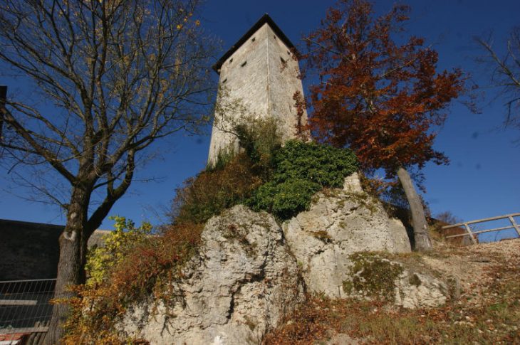 Die Sanierung an der Burg Veldenstein hat begonnen.