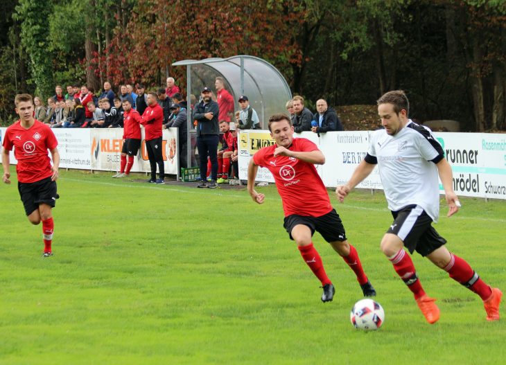 Gleich in der Anfangsphase der Begegnung hängt der Oberferriedener Florian Carl (weiß) seinen Henger Bewacher Manuel Lewey ab und macht das 1:0 für den FSV