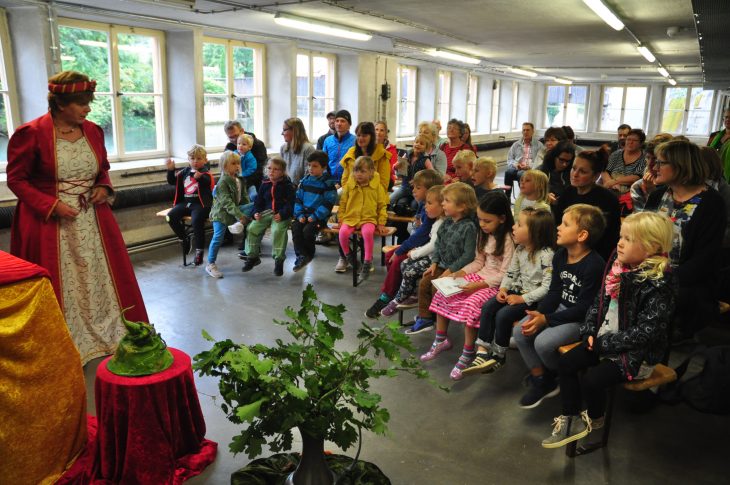 Doris Gerner-Bönisch erzählt im Wasserbau das Märchen „Der Wolf und die sieben Geißlein“.