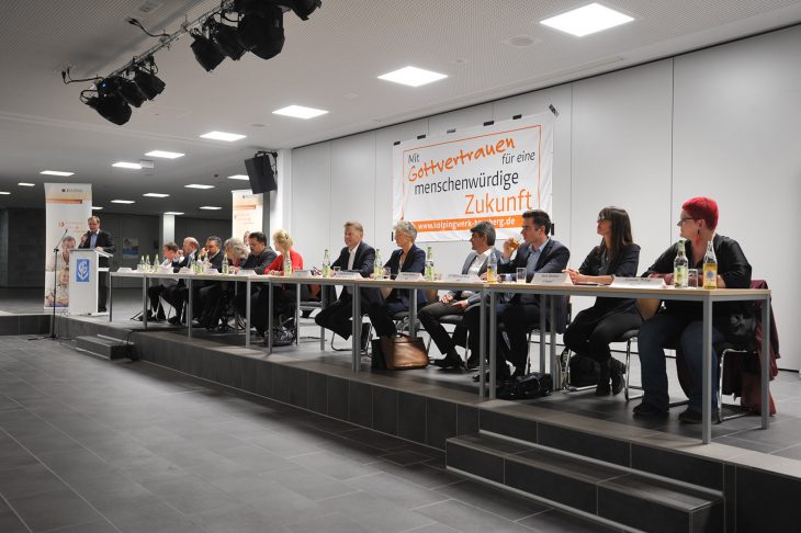 Mit zwölf Kandidaten war das Podium in der Schulaula mehr als voll.