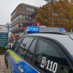 Die Polizei sucht mit einem großen Aufgebot nach dem flüchtigen Täter.