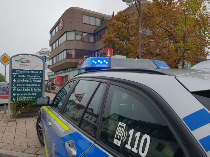 Die Polizei sucht mit einem großen Aufgebot nach dem flüchtigen Täter.
