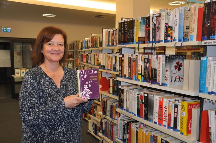 Zwar wurde der Bestand am Ausweichstandort der Stadtbücherei an der Karlstraße notgedrungen verkleinert. Trotzdem finden Bücherfans hier noch jede Menge (aktuelle) Literatur. Sonja Wunder hat zum 1. April die Leitung übernommen.