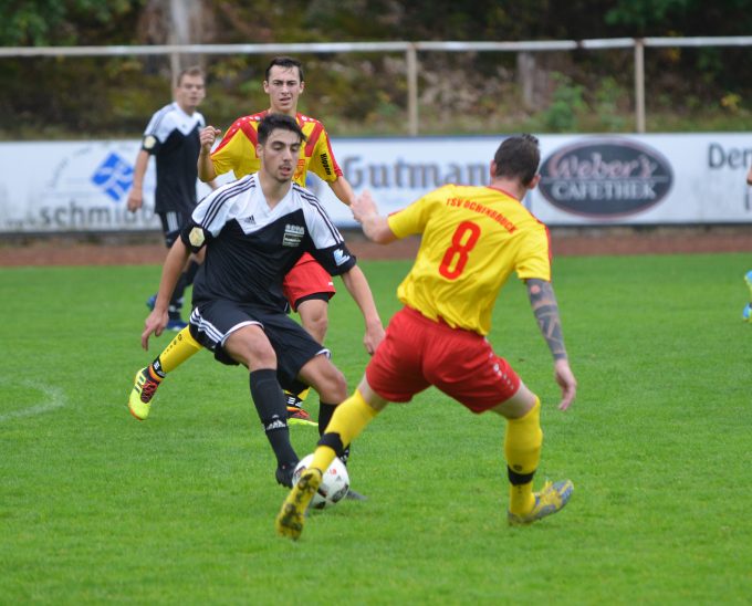Den zweiten Derbysieg in Folge verpasste die Winkelhaider Reserve um ihren Goalgetter Flavio Ziegra-Toriello (am Ball), für die Ochenbrucker war es dagegen der erste Heimsieg in dieser Saison.