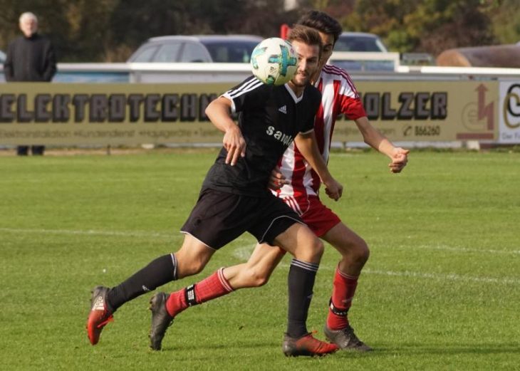 FCR-Spielertrainer Philipp Lämmermann, der sich in dieser Szene ein packendes Laufduell mit Tobias Pohl von der SG Oberes Pegnitztal liefert, glänzte beim 4:0-Sieg seiner Elf als Vorbereiter der ersten beiden Treffer.