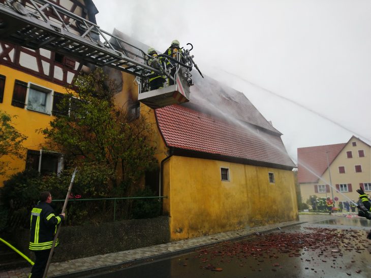 Feuerwehrleute bekämpfen den Brand an dem denkmalgeschützten Gebäude in Engelthal.